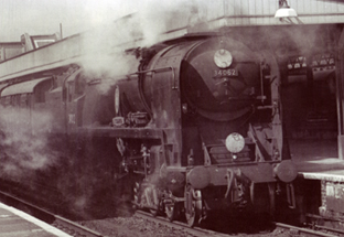 Rebuilt Battle Of Britain Class Locomotive - 17 Squadron